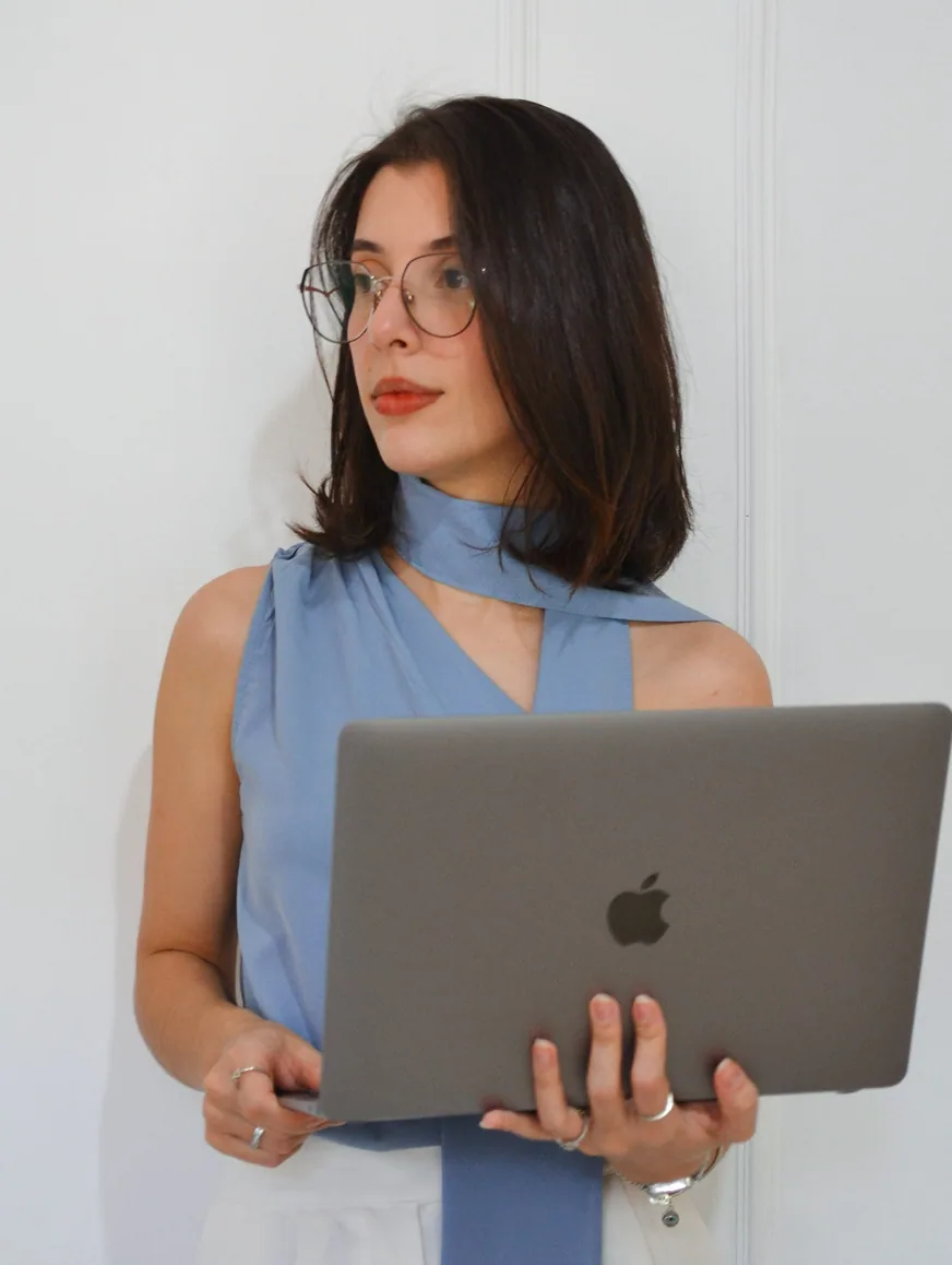 Fernanda Nascimento segurando um notebook