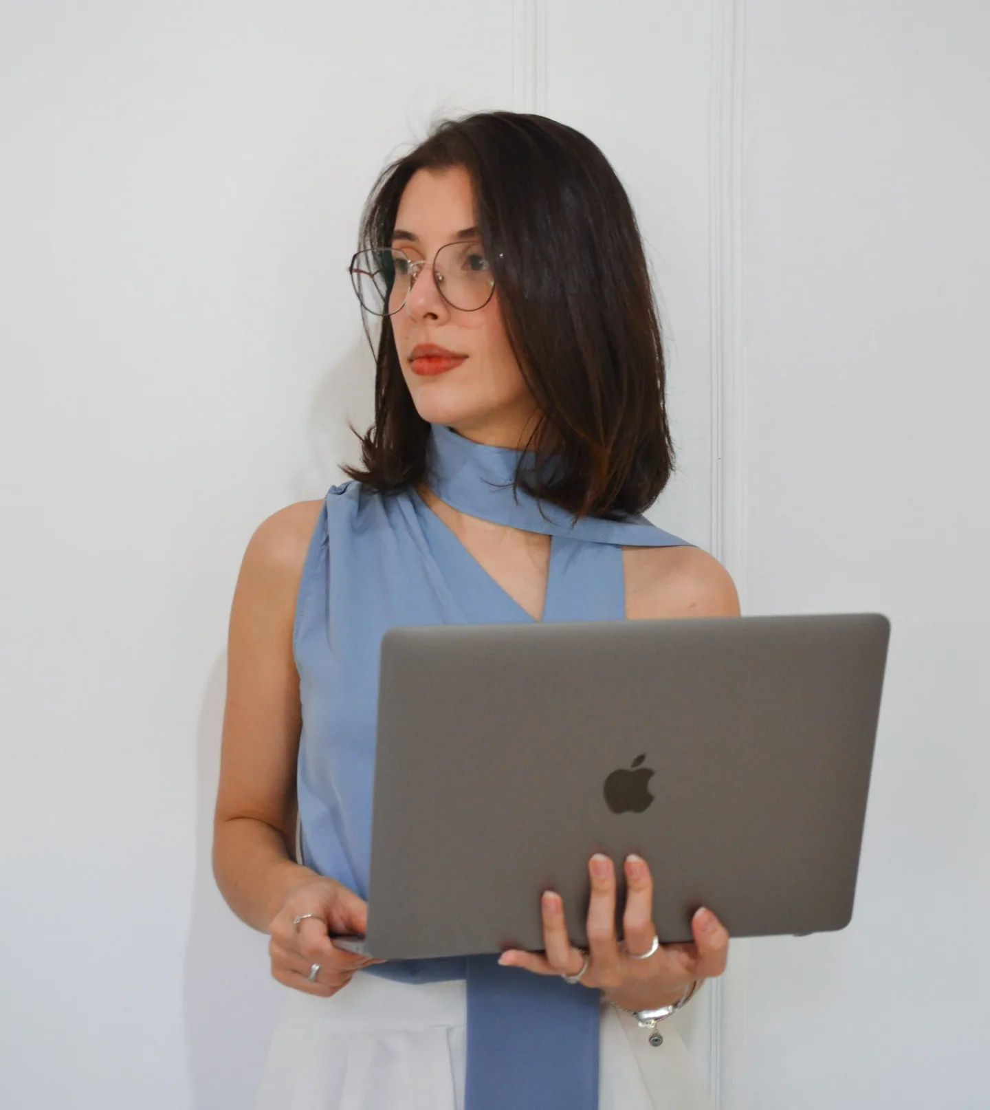 Fernanda Nascimento, fundadora do Estúdio Nasser, segurando um notebook