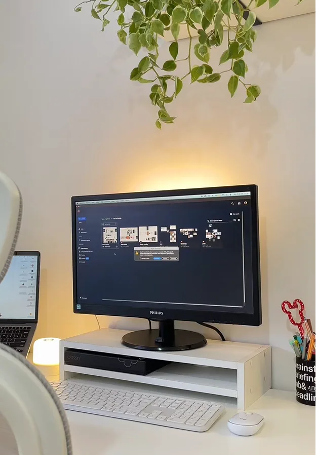 Mesa de trabalho do estúdio com monitor